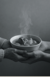 Una taza caliente sostenida entre las manos